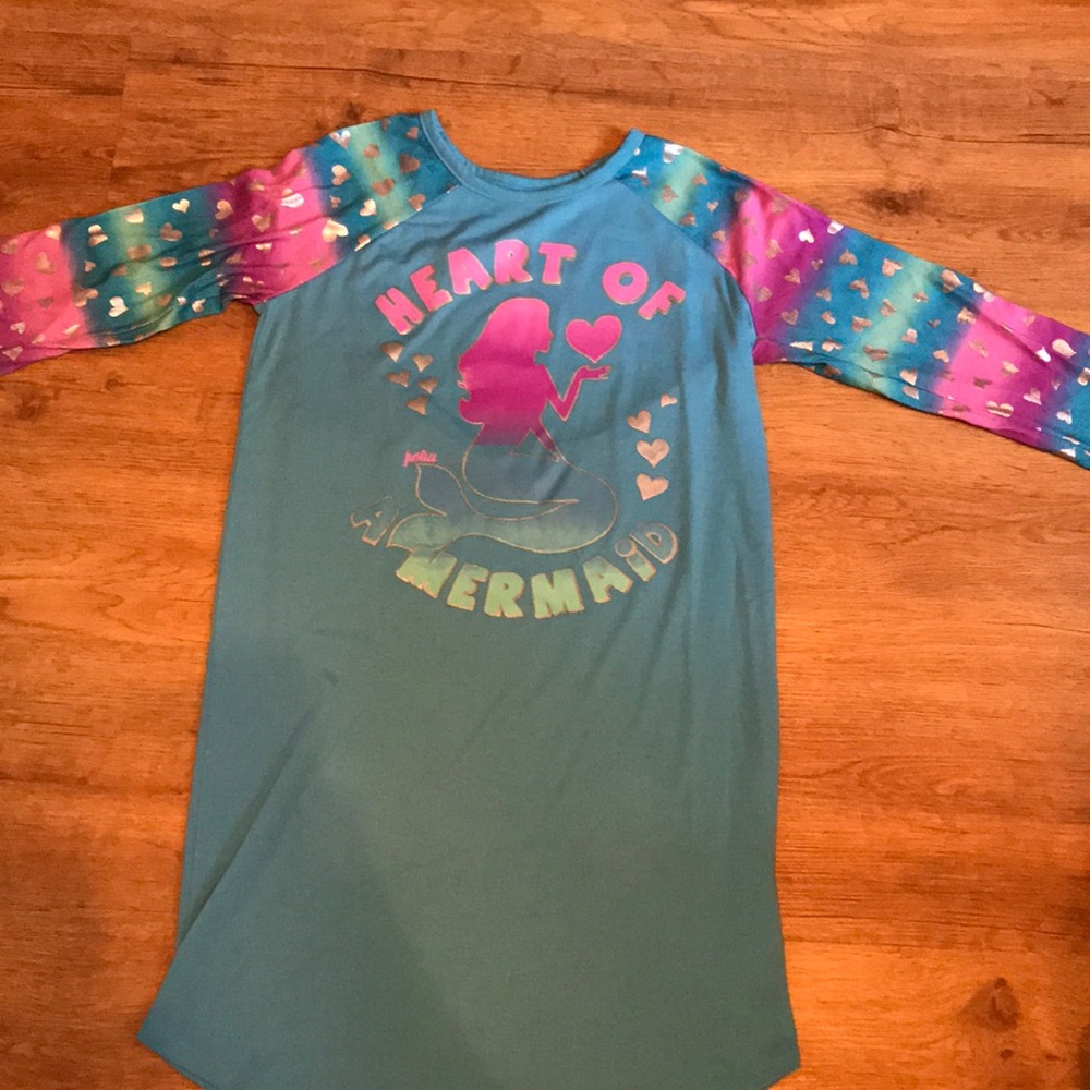 I am selling a nightgown for girls